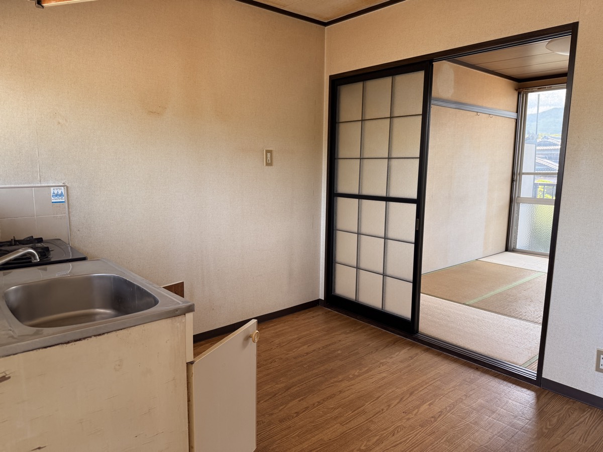 ダイニングキッチン。奥の襖を開けると和室につながる