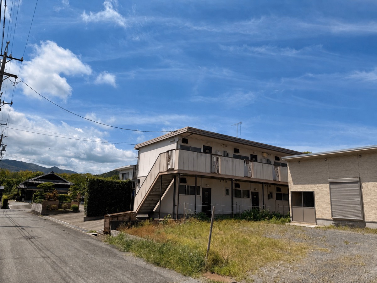 道路から見たコーポモミヤマの全景。2階建て