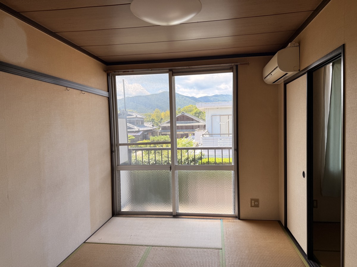 バルコニーに面した和室。掃き出し窓の外に山並みが見える